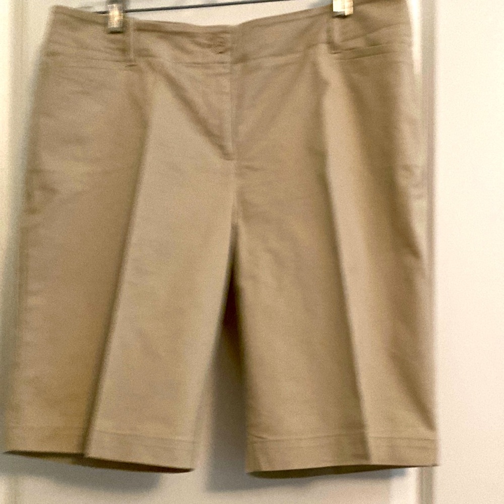 Talbots 10 petite Bermuda tan shorts, nwot. 9.5” inseam.